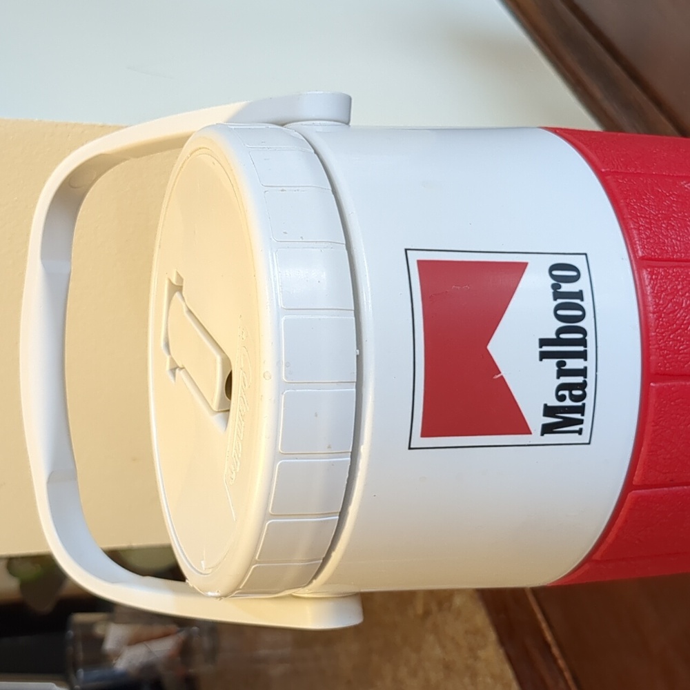 Vintage 5590 Coleman Marlboro half gallon insulated thermos - Picture 2 of 10